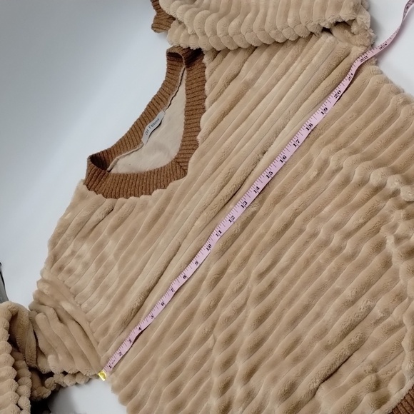 Ces Femme fuzzy teddy texture V-neck top size small oversized, beige and tan - Picture 5 of 11